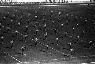 Tag des rumänischen Sports [Vorführung Turner mit Gewehr]
