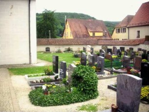 Kirchhof im Westen mit Kirchhofmauer (Wehrgang mit Steinbrüstung im 18 Jh abgetragen und durch Regenschutz aus Dachziegeln ersetzt)