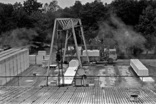 Kalksandsteinwerk Stellau: Kalksandsteine werden mit einem Kran auf einen Lastwagen geladen