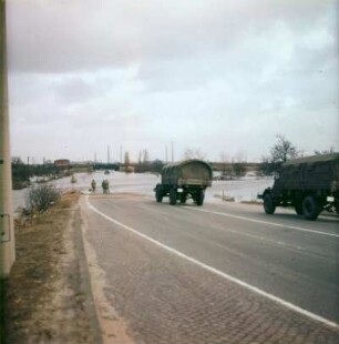 Sturmflut Hamburg 1962. Soldaten der Bundeswehr kommen im LKW zur Hilfe