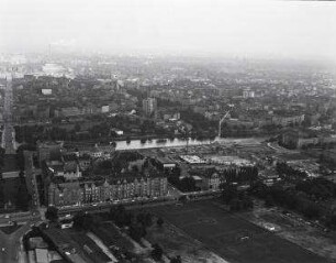 Luftaufnahme, Blick von Süden auf die Baustelle Krankenhaus Am Urban. Berlin-Kreuzberg, Dieffenbachstraße
