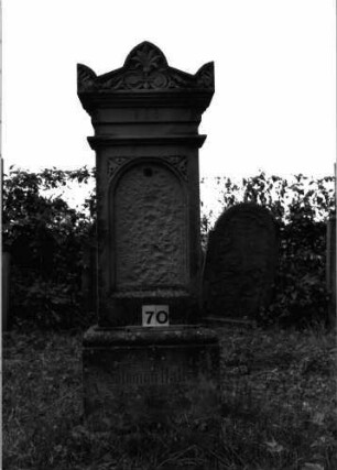 Grabstein 70 (Index: 99891719) Material: Sandstein Zustand: Inschrifttafel zerstört Maße HxBxT: 163x56x25 cm Beschreibung: rechteckige Stele auf Sockel, Mittelakroter und je ein Eckakroter Symbolik: Blattornamente in Akroter: Grabstein 70