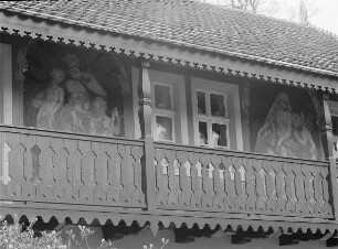 Kavaliershaus in Kromlau, Galerie mit Wandmalerei : Gablenz-Kromlau (Niederschlesischer Oberlausitzkreis). Kavaliershaus (Gemeindeverwaltung), Halbendorfer Str. 6 (um 1865, Bemalung 1868; E. L. Winterstein). Galerie, Ostseite mit Wandmalereien