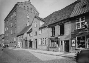 Güstrow, Baustraße 33 bis 36. Wohn- und Geschäftshäuser