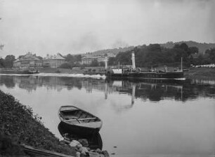 Dresden-Pillnitz. Elblandschaft mit Schloss und Schiffsverkehr