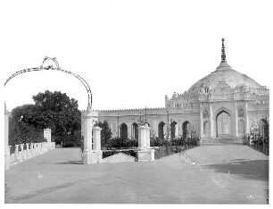 Lucknow (Lakhnau), Indien. Shah Najaf Imambara (1816 als Mausoleum für Ghazi-ud-Din Haider). Gartenanlage vor der inneren Tormauer gegen Kuppel der Moschee