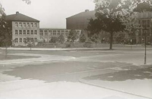Dresden-Südvorstadt, Hettnerstraße 1/3. Hochschule für Verkehrswesen "Friedrich List". Lehrgebäude mit Hörsaal (1953-1956; W. Henn, H. Grabner, H. Francke). Eckansicht