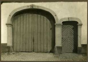 Tor, 1808. Im Schlußstein Krug