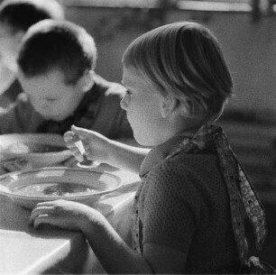 Ganztagsschule (Spielen-Lernen-spielend lernen). Schulspeisung. Grundschülerin beim Mittagessen (wahrscheinlich in der Haydnschule in Dresden-Striesen)