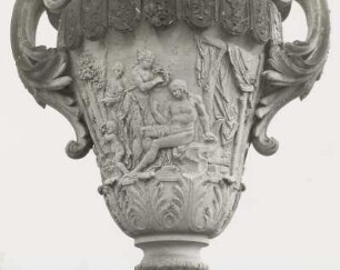 Dresden-Altstadt. Nordwestliche Vase (um 1750) an der Hauptallee im Großen Garten, Nähe Palaisteich