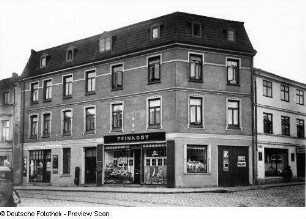 Wohnhaus mit Läden