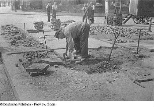 Aufnahmen von Aufräum- und Straßenbauarbeiten : Straßenarbeiten