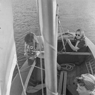 Auf einen Segelboot fotografier Karl Theodor Gremmler fotografiert den Fotografen, rechts unten sitzt Elisabeth Gremmler