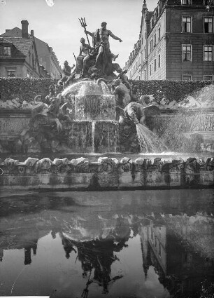Neptunbrunnen : Neptunbrunnen. Sandstein; B. ca. 40 m (um 1744; L. Mattielli, Z. Longuelune). Dresden-Friedrichstadt, Garten des Marcolini-Palais