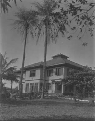 Deutsches Konsulat : Blick aus dem Garten zum Herrenhaus des deutschen Konsulates von Monrovia.