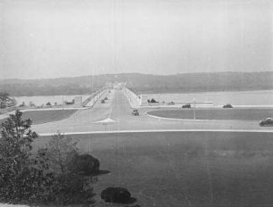 Arlington Memorial Bridge : Die Arlington Memorial Bridge, die über den Potomac River führt. Im Hintergrund der Nationalfriedhof Arlington.