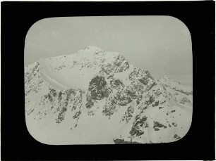 Bergmassiv mit Kar