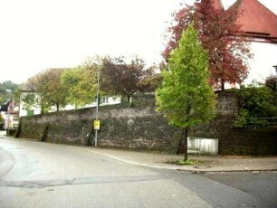 Ansicht im Norden mit Kirche über innerer und äußerer Kirchhofmauer (einst Zwingeranlage) im Verlauf nach Osten (Ortsseite)