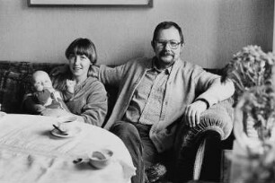 Familie Sonntag/Czechowski (Lektorin, Schriftsteller) im Wohnzimmer