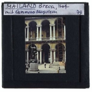 Mailand, Palazzo di Brera,Canova, Napoleon als friedenbringender Mars : Innenhof mit Statue