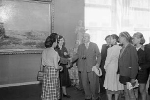 Ausstellung der Sowjetunion im Gebäude des Finanzministeriums der DDR am Werderschen Markt anlässlich der III. Weltfestspiele in Berlin : Ausstellungsbesucher