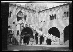Verona (Italien): Treppenaufgang zum ["Palazzo della Ragione"]