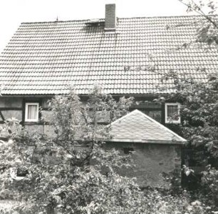 Colditz-Thumirnicht, Thumirnichter Platz 16. Dreiseithof (A. 19. Jh.). Wohnstallhaus. Straßenansicht (Teilansicht) mit Backofen