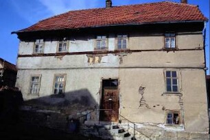 Traufseite des Pfarrhauses mit Eingangsbereich