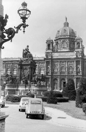 Wien: Maria-Theresien-Denkmal, im Hintergrund Naturhistorisches Museum