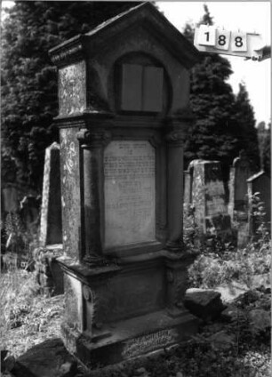 Grabstein 188 (Index: 100095935) Maße HxBxT: 180x70x36 cm Symbolik: aufgeschlagenes Buch Besonderheit: kulturhistorisch wertvoll / hist.-wiss. Gründe (Gemeindestellung): Grabstein 188