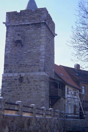 Wehrturm der Stadtbefestigung wie voriges Bild, anschließende Häuser