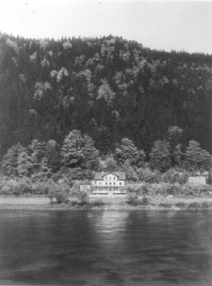 Schmilka (Bad-Schandau-Schmilka), Nr. 21. Hotel Helvetia. Ansicht von Südwest über die Elbe