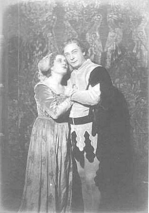 Grete Merrem-Nikisch als Ännchen Ford und Ludwig Eybisch als Fenton : Grete Merrem-Nikisch als Ännchen Ford und Ludwig Eybisch als Fenton in "Falstaff" von Giuseppe Verdi. Staatsoper Dresden, Neueinstudierung 5.1.1924. Fotografie von Ursula Richter