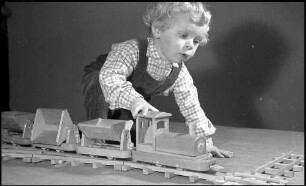 Orschweier: Holzspielzeug Götze, Kind mit Eisenbahn