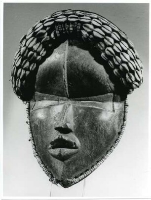 Dan-Maske mit Kauri-Haarschmuck, Westafrika
