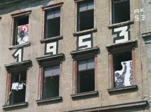 Dresden-Friedrichstadt, Roßthaler Straße 2. Ruinöses Wohnhaus. Teilansicht mit Poster "Dynamo Dresden" und Schriftzug "1953"