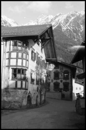 Oetz: Tiroler Bauernhaus mit Runderker