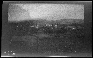 "Colroy-la-Grande (Dep. Vosges, Frankreich): Landschaft" (Distanzaufnahme der Ortschaft)