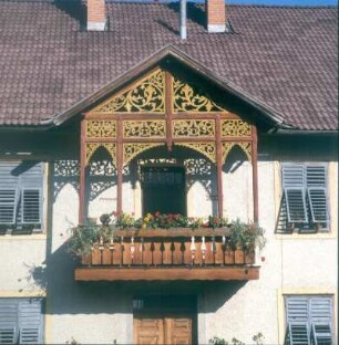 Bruneck. Kunstvoll geschnitzter Erker an einem Haus