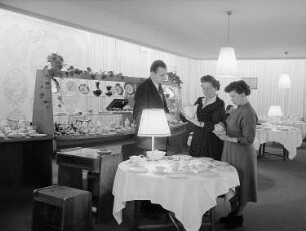Messe, Präsentation von Porzellangeschirr aus Weimar