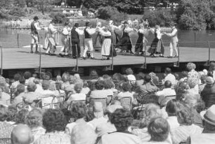 Auftritt der Folkloregruppe "Kristianstads Hembygdsgille" aus Schweden auf der Seebühne im Stadtgarten im Rahmen eines Besuchs beim Volkstanzkreis Karlsruhe