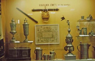 Heimatmuseum: Schaukasten Oldesloer Zünfte