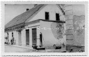 Haus mit Wasserpumpe