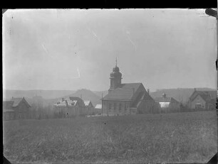Kirche mit Krankengebäuden (F9, M6, Dach von M9) und Leichenhaus (vl) in Richtung Burgruine Weibertreu