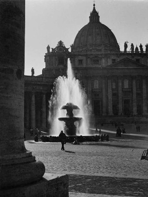Vatikan. Petersplatz (Piazza San Pietro). Nördlicher Springbrunnen