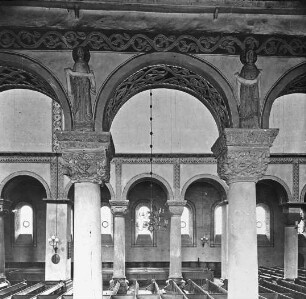 Hildesheim, St. Michael, ehem. Benediktiner-Klosterkirche, Arkaden zw. südl. Seitenschiff und Mittelschiff, sog. Seligpreisungen im Zwickel