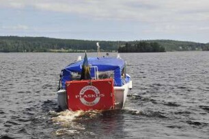 Kleinstadt Nora - Ausflugsboot auf dem See : Ein Ausflugsboot fährt über den See, aufgenommen in der Kleinstadt Nora am 26. Juli 2012