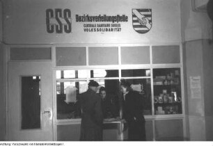 Dresden, Heiligenbornstraße 20. Bezirksgeschäftsstelle der Volkssolidarität, Verteilung von Spenden, 1946