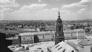 Dresden, Blick vom Rathausturm auf Kreuzkirche und Altmarkt-Westseite