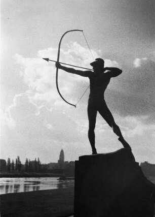 Bogenschütze : Bogenschütze. Bronze (1895; E. M. Geyger, Guß 1902). Dresden-Neustadt. Neustädter Elbufer